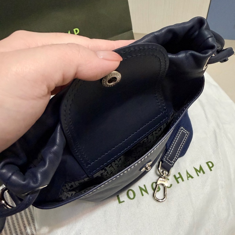 Longchamp Le Pliage Xtra XS 奔馬烙印牛皮抽繩水桶包 斜背包 深藍-8