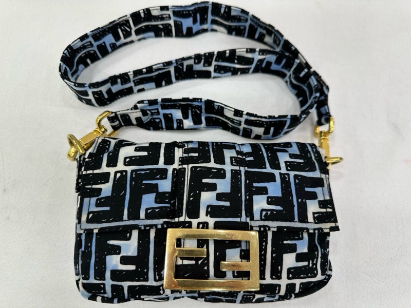 Fendi 芬迪 加州天空 聯名logo 法國包 尺寸18×10 肩斜背包-1