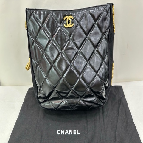 香奈兒/Chanel 22A嬉皮hobo黑金光面腋下 晶片款