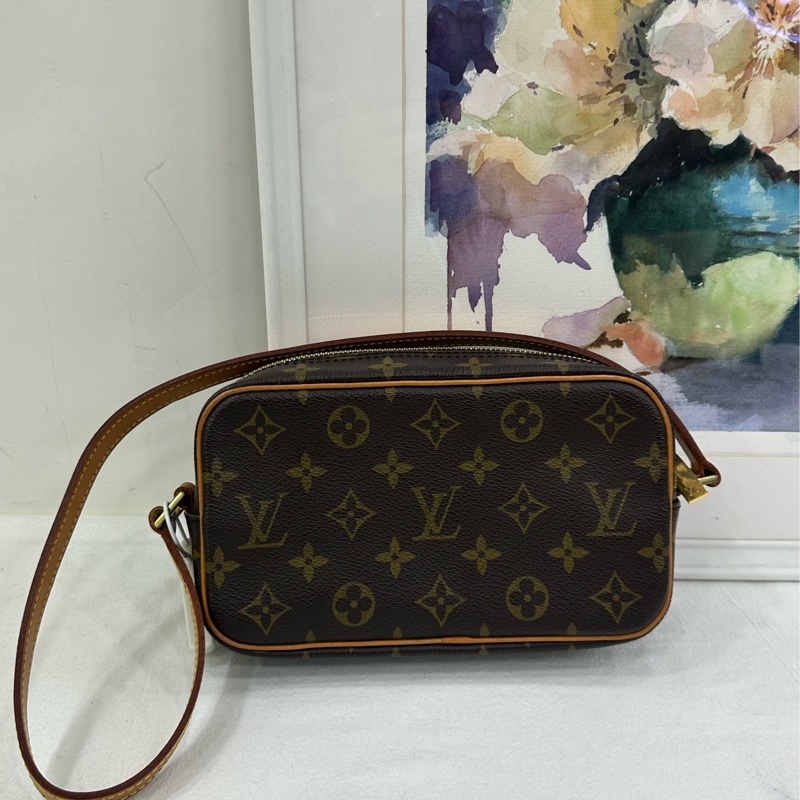 Lv 路易威登中古花開口笑老花盒子相機包，編碼02年，原始成色 尺寸：21*12*5-1