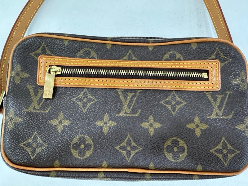 Lv 路易威登中古花開口笑老花盒子相機包，編碼02年，原始成色 尺寸：21*12*5-2