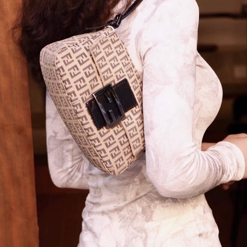 「JL精品代購」9新 FENDI 奶茶拼黑胖丁法棍-1