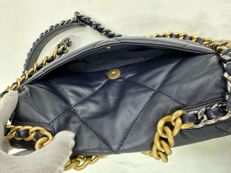 Chanel香奈爾深藍晶片19bag中號 原始成色非常好 包型好 大小適中 25 x 7.5 x 15.5-6