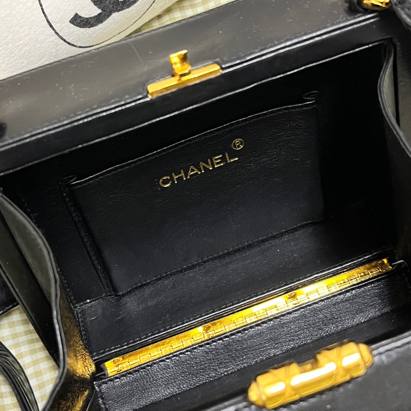 香奈兒 CHANEL Vintage 中古包 稀有V紋黑色羊皮斜背老香 古董包-10