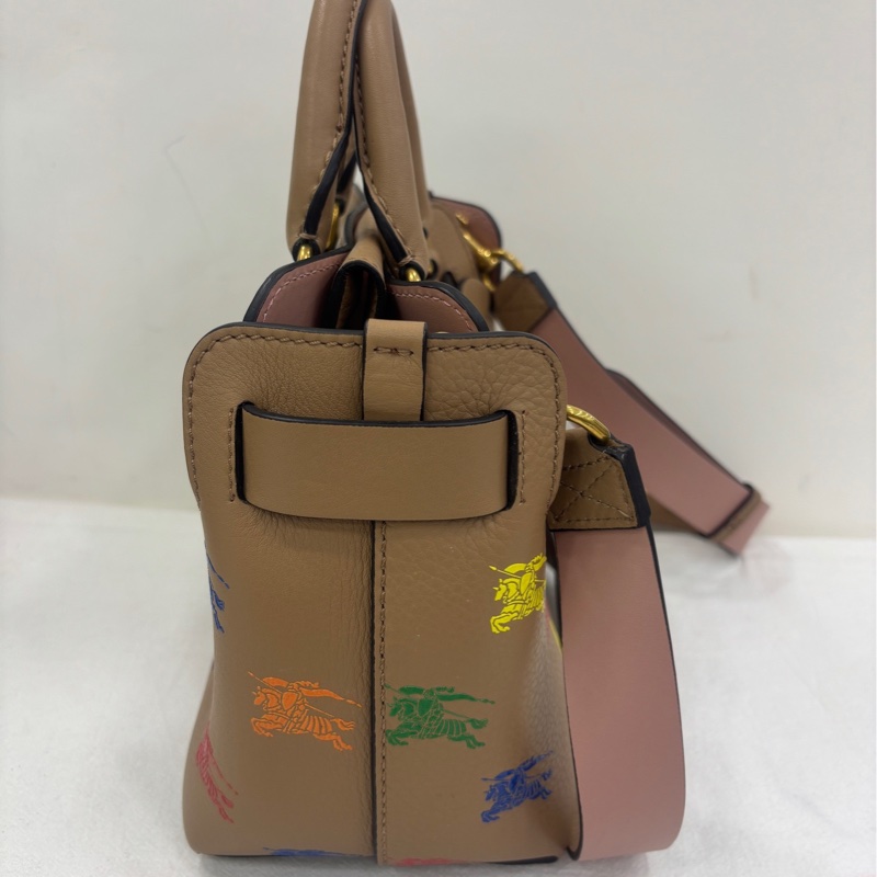 BURBERRY博柏利立方包，棕色配彩色戰馬圖案，尺寸中等，適合日常使用-3