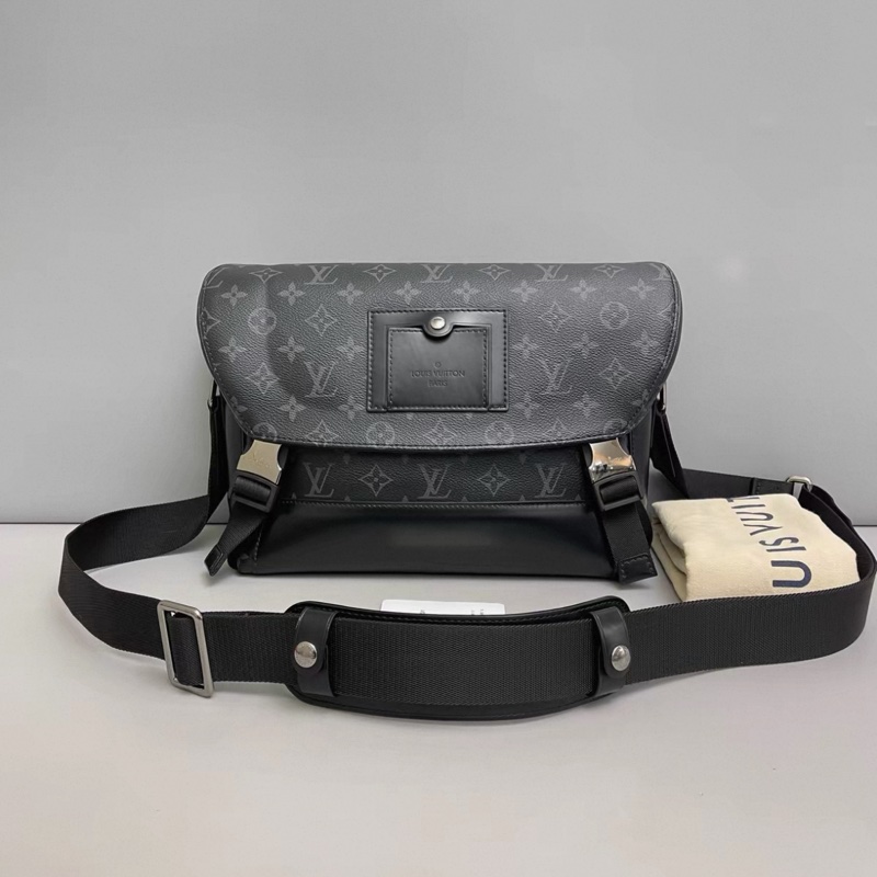 LV路易威登voyager系列男士黑老花郵差包-0