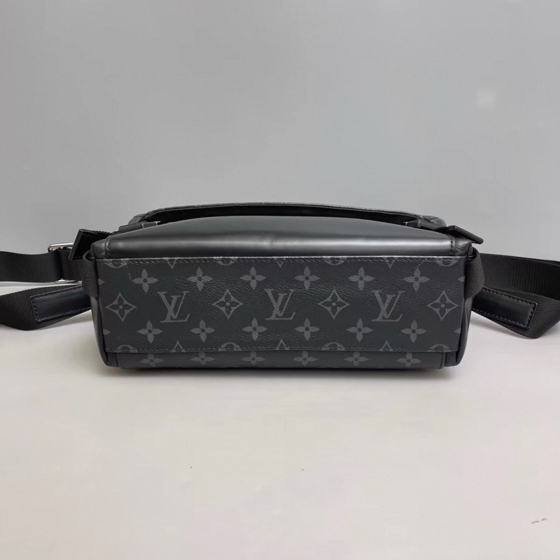 LV路易威登voyager系列男士黑老花郵差包-3