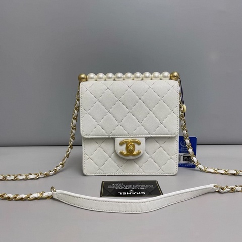 Chanel香奈兒 白色全皮菱格珍珠鏈條包