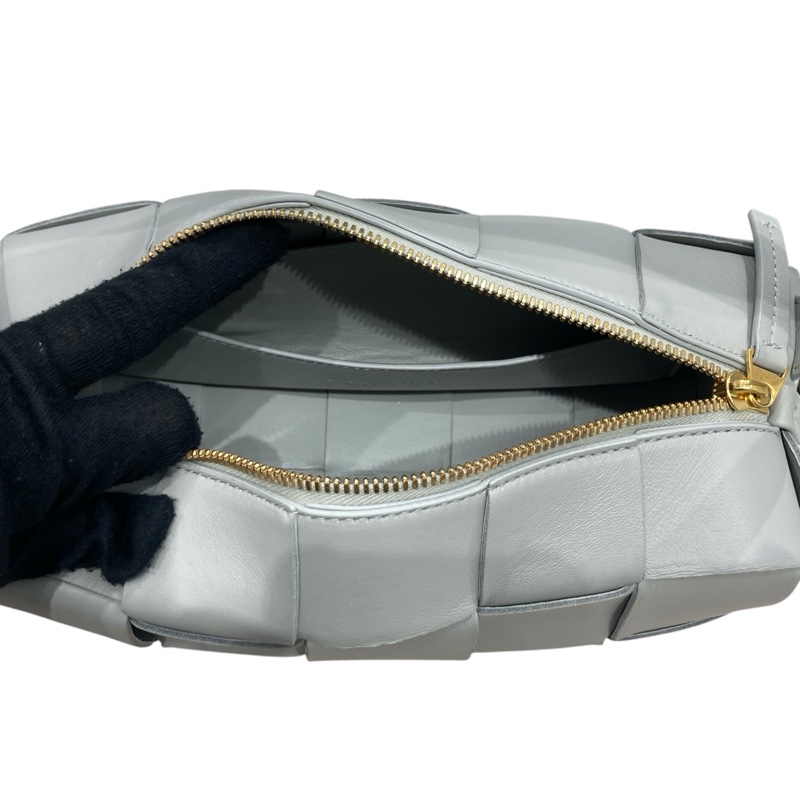 BOTTEGA VENETA 寶緹嘉 SMALL BRICK CASSETTE HOBO BAG 編織格紋肩背包 羊皮 灰色 金釦-10