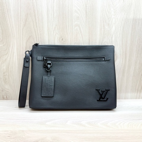 LV黑色Takeoff Pouch一字拉鍊手拿包M69837