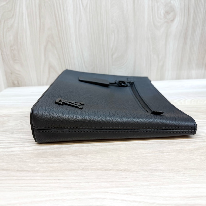 LV黑色Takeoff Pouch一字拉鍊手拿包M69837-2