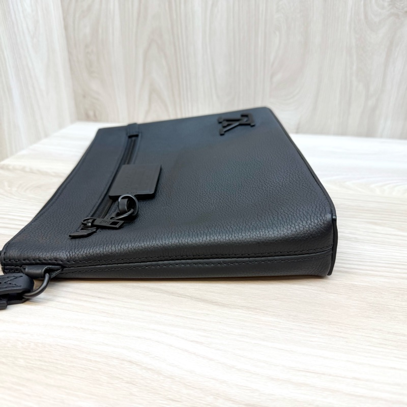 LV黑色Takeoff Pouch一字拉鍊手拿包M69837-3