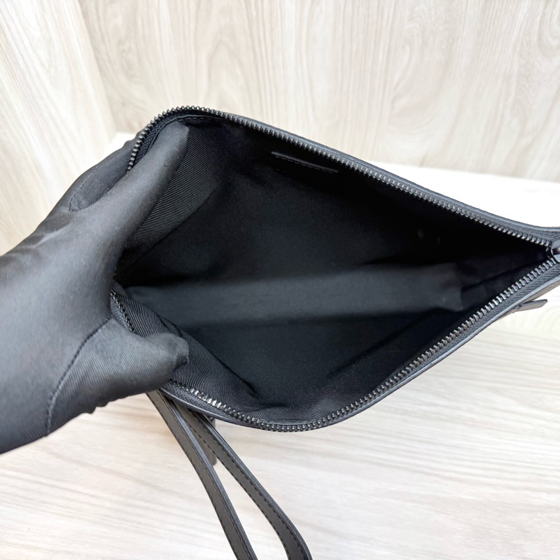 LV黑色Takeoff Pouch一字拉鍊手拿包M69837-4