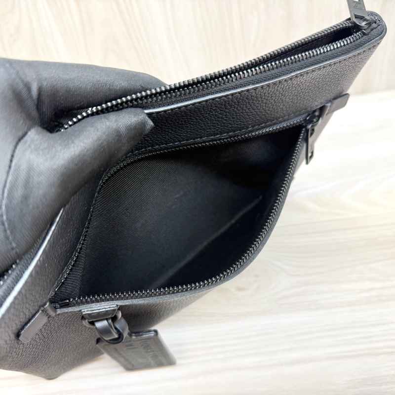 LV黑色Takeoff Pouch一字拉鍊手拿包M69837-5