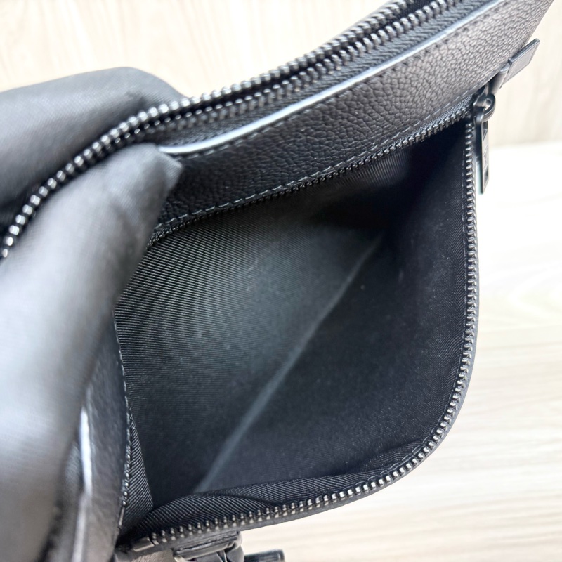 LV黑色Takeoff Pouch一字拉鍊手拿包M69837-6