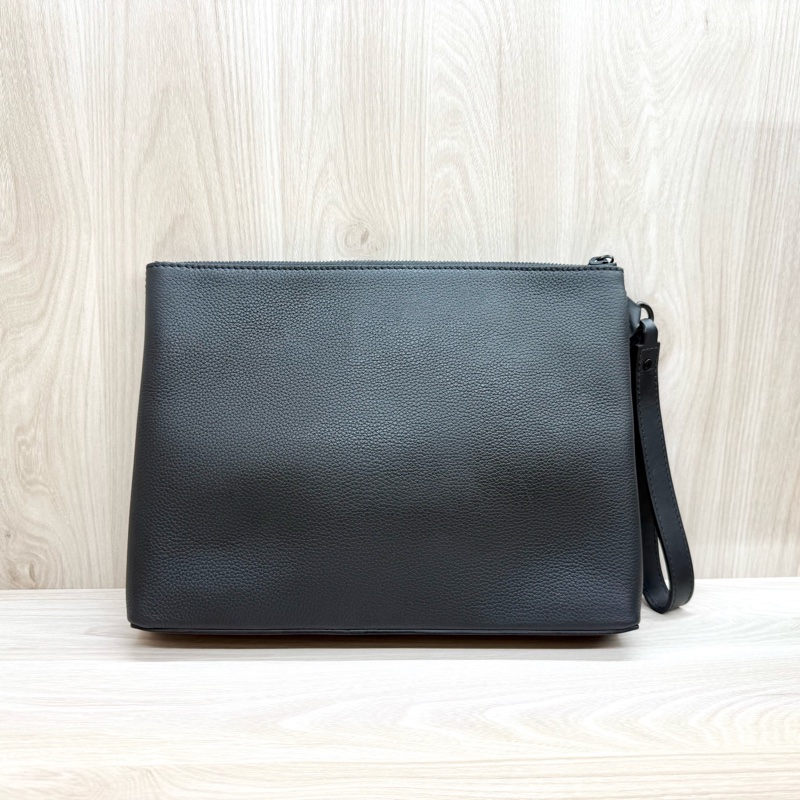 LV黑色Takeoff Pouch一字拉鍊手拿包M69837-7