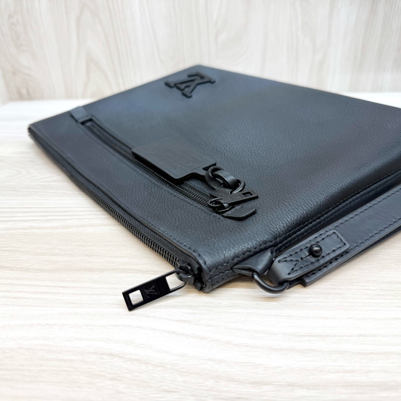 LV黑色Takeoff Pouch一字拉鍊手拿包M69837-11