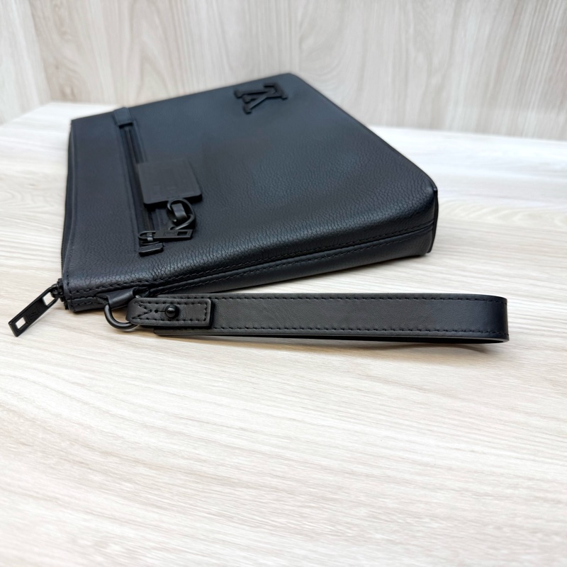 LV黑色Takeoff Pouch一字拉鍊手拿包M69837-12