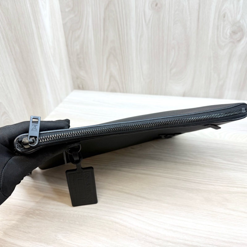 LV黑色Takeoff Pouch一字拉鍊手拿包M69837-13