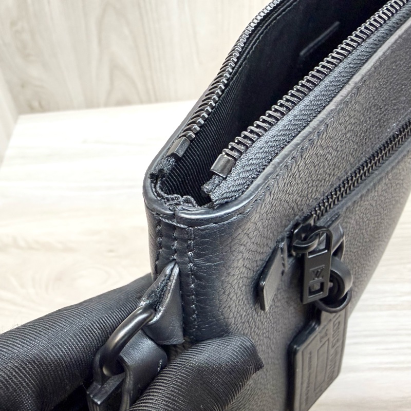 LV黑色Takeoff Pouch一字拉鍊手拿包M69837-14