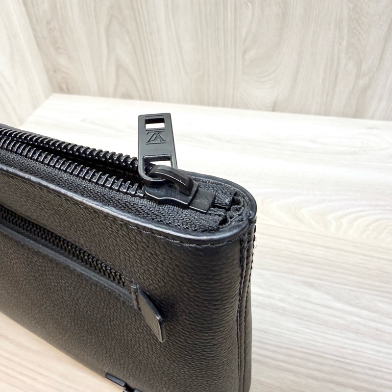 LV黑色Takeoff Pouch一字拉鍊手拿包M69837-15