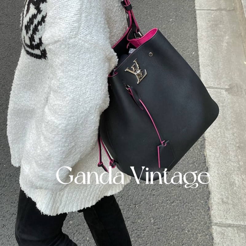LV 黑牛皮桃紅內裡 LOCKME銀釦束口水桶包M54677-0