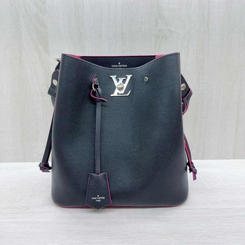 LV 黑牛皮桃紅內裡 LOCKME銀釦束口水桶包M54677-1