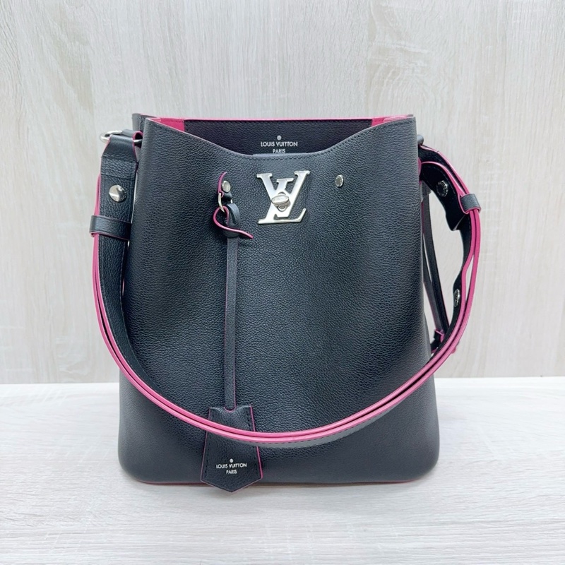 LV 黑牛皮桃紅內裡 LOCKME銀釦束口水桶包M54677-2