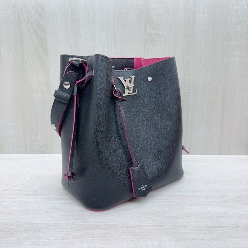 LV 黑牛皮桃紅內裡 LOCKME銀釦束口水桶包M54677-4