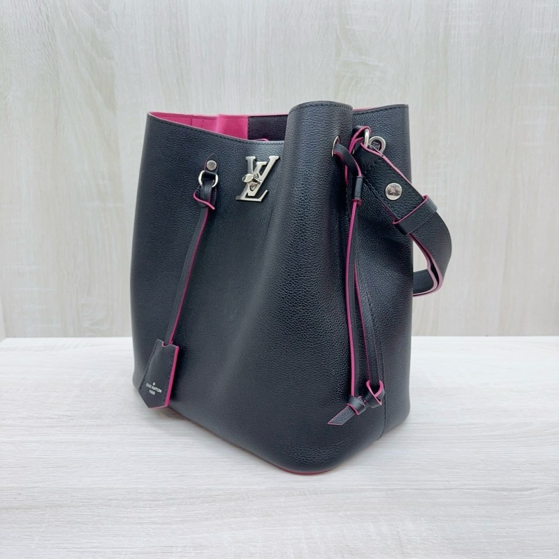 LV 黑牛皮桃紅內裡 LOCKME銀釦束口水桶包M54677-5