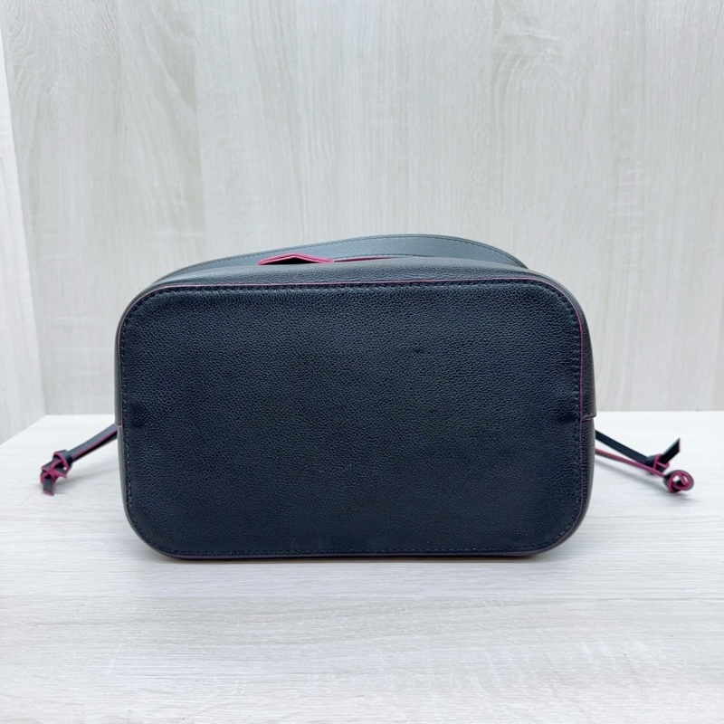 LV 黑牛皮桃紅內裡 LOCKME銀釦束口水桶包M54677-6