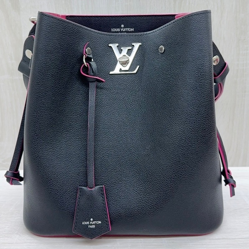 LV 黑牛皮桃紅內裡 LOCKME銀釦束口水桶包M54677-9