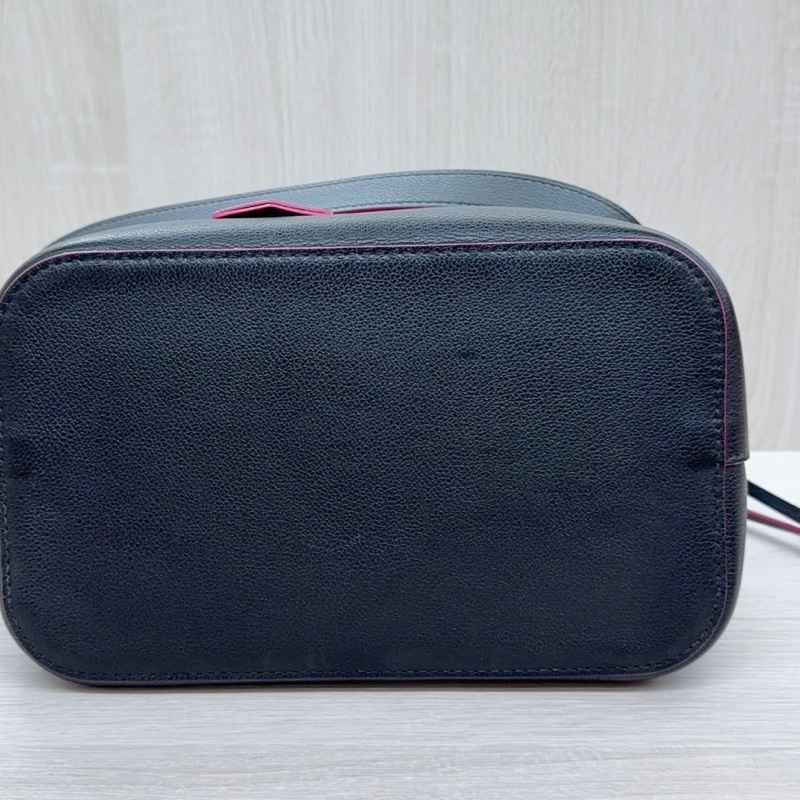 LV 黑牛皮桃紅內裡 LOCKME銀釦束口水桶包M54677-11