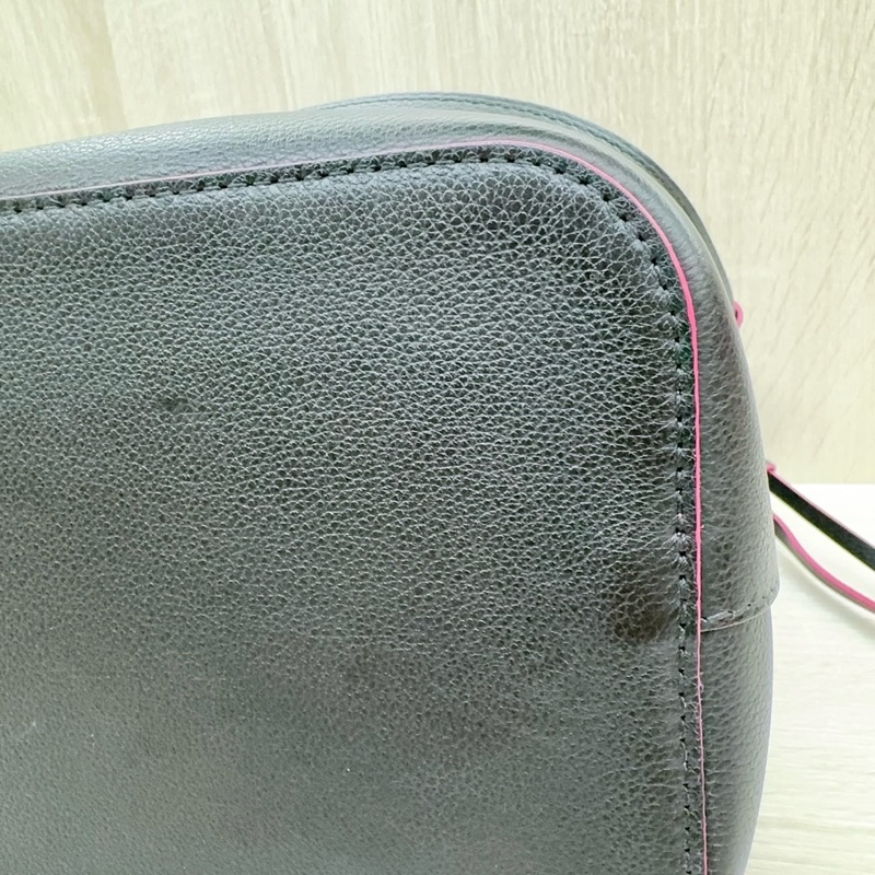 LV 黑牛皮桃紅內裡 LOCKME銀釦束口水桶包M54677-14