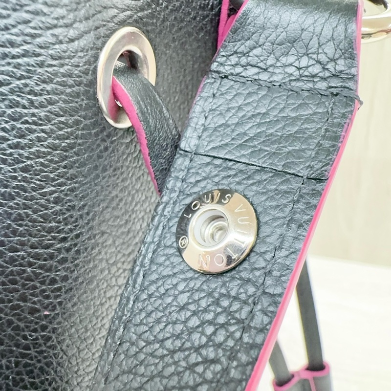 LV 黑牛皮桃紅內裡 LOCKME銀釦束口水桶包M54677-19