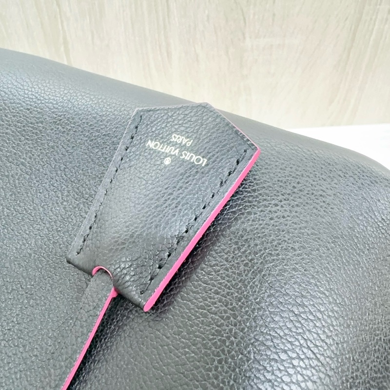 LV 黑牛皮桃紅內裡 LOCKME銀釦束口水桶包M54677-20