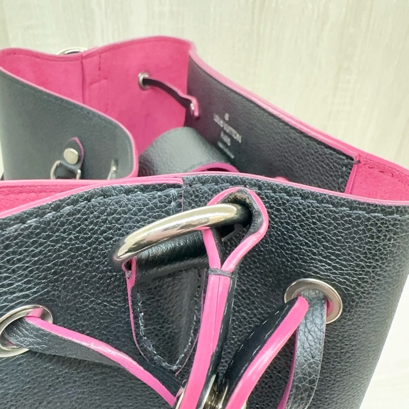 LV 黑牛皮桃紅內裡 LOCKME銀釦束口水桶包M54677-21