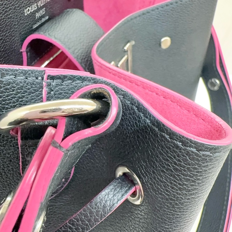 LV 黑牛皮桃紅內裡 LOCKME銀釦束口水桶包M54677-22