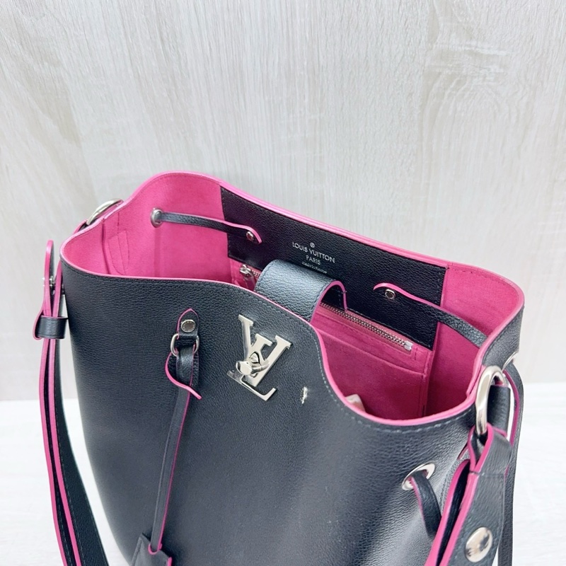 LV 黑牛皮桃紅內裡 LOCKME銀釦束口水桶包M54677-26