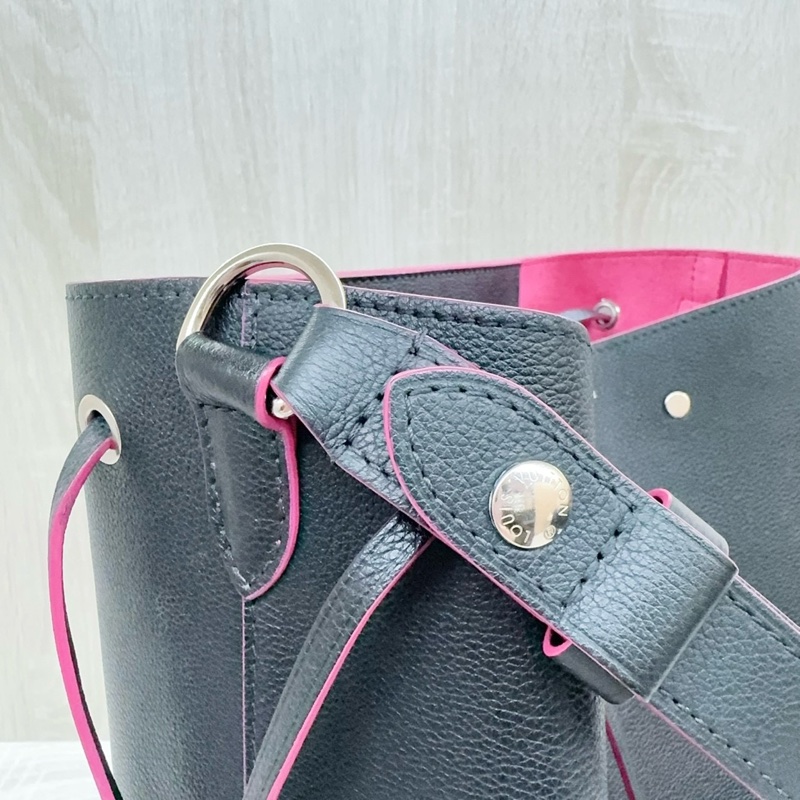 LV 黑牛皮桃紅內裡 LOCKME銀釦束口水桶包M54677-28