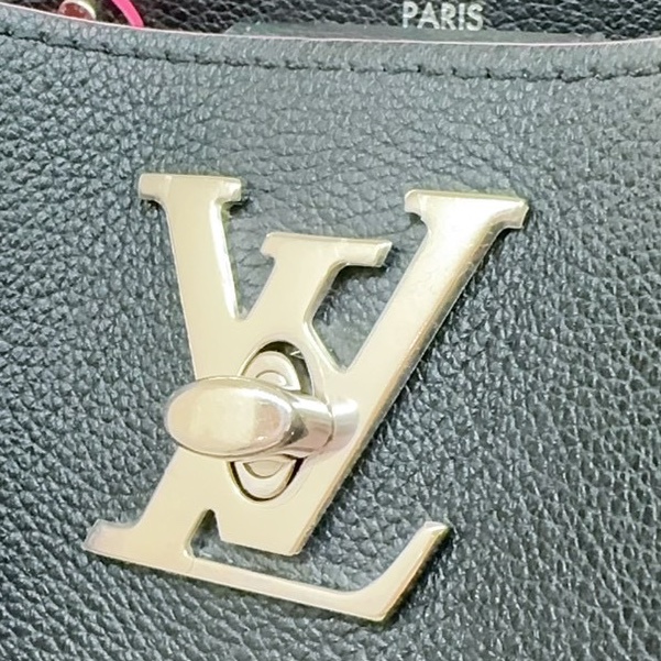 LV 黑牛皮桃紅內裡 LOCKME銀釦束口水桶包M54677-29