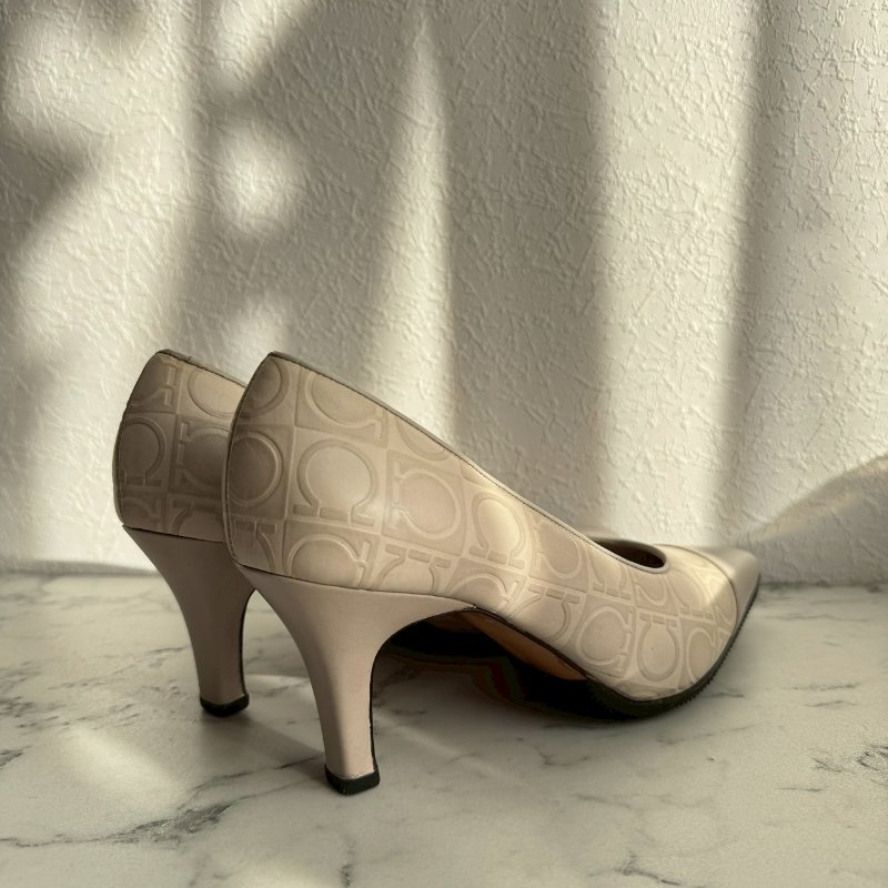 🎉優雅高級 Ferragamo 米白色LOGO高跟鞋-1