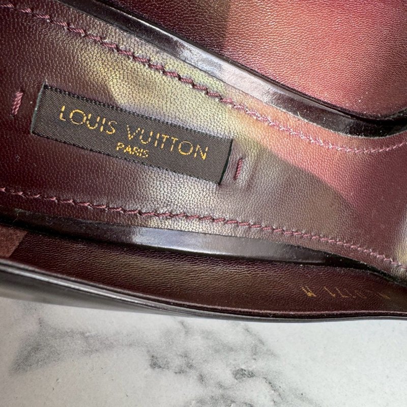 🎉可愛又性感 Louis vuttion 酒紅色金色鎖頭高跟鞋-16