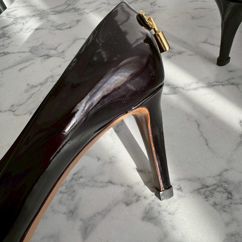 🎉可愛又性感 Louis vuttion 酒紅色金色鎖頭高跟鞋-18