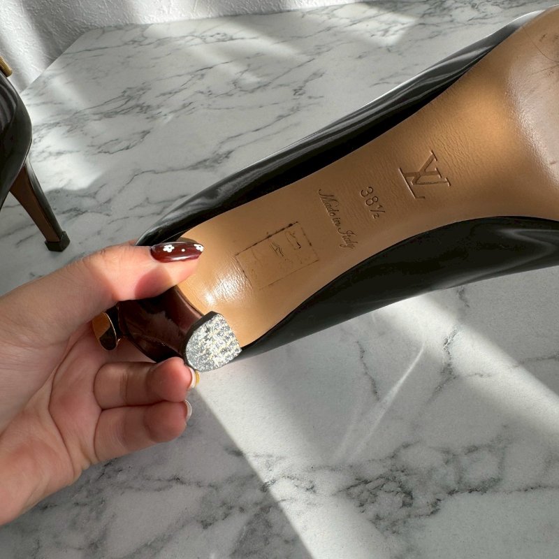 🎉可愛又性感 Louis vuttion 酒紅色金色鎖頭高跟鞋-22