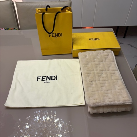 Fendi滿版Logo羊毛圍巾