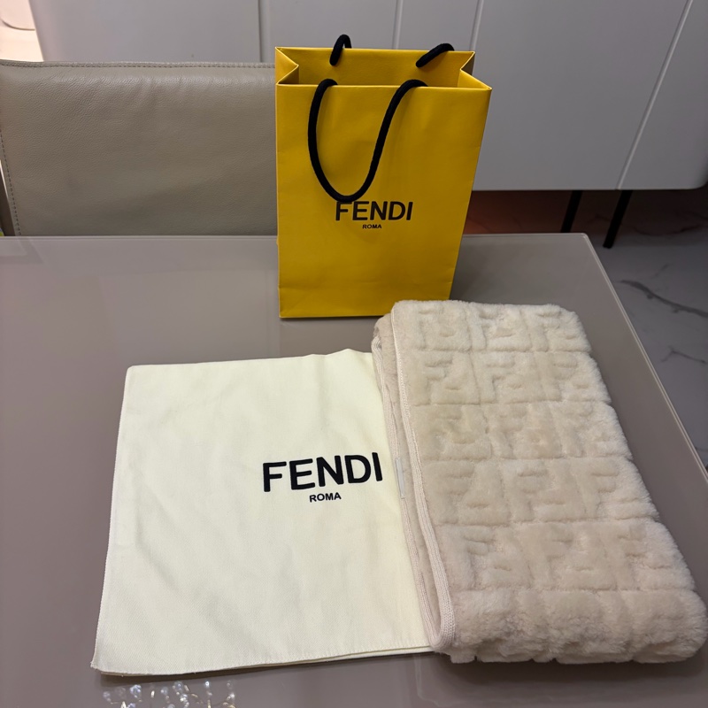 Fendi滿版Logo羊毛圍巾-3