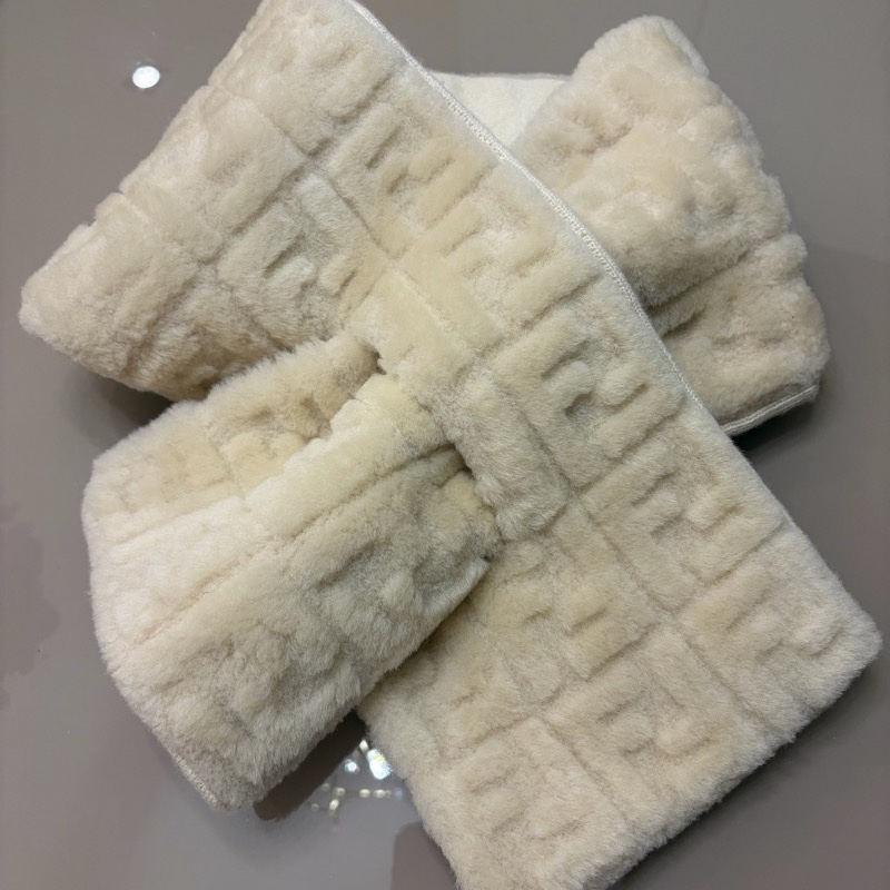 Fendi滿版Logo羊毛圍巾-6