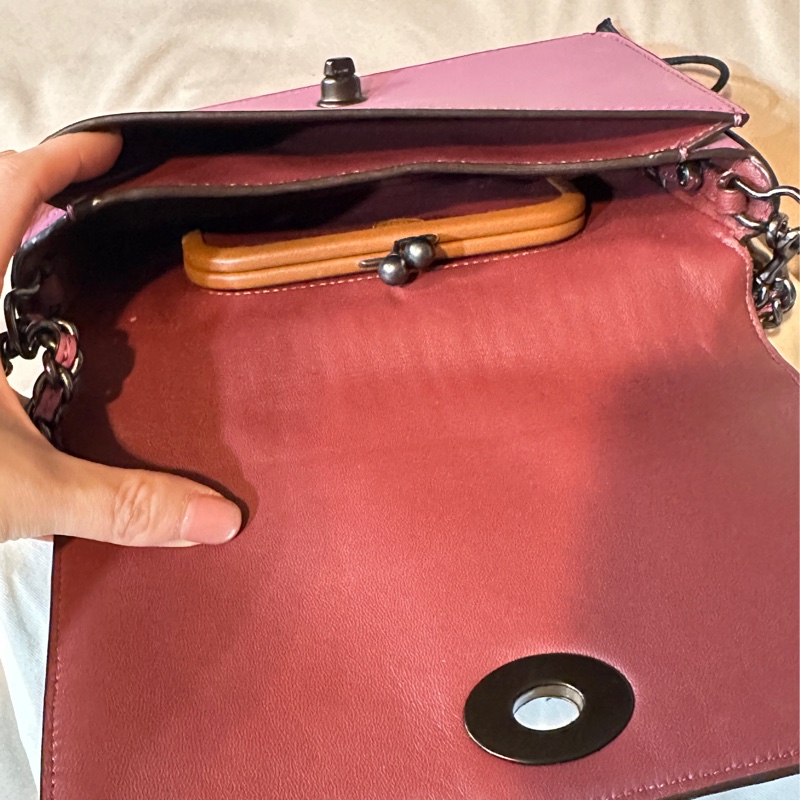 COACH DINKY小羊皮絎縫斜背包-2