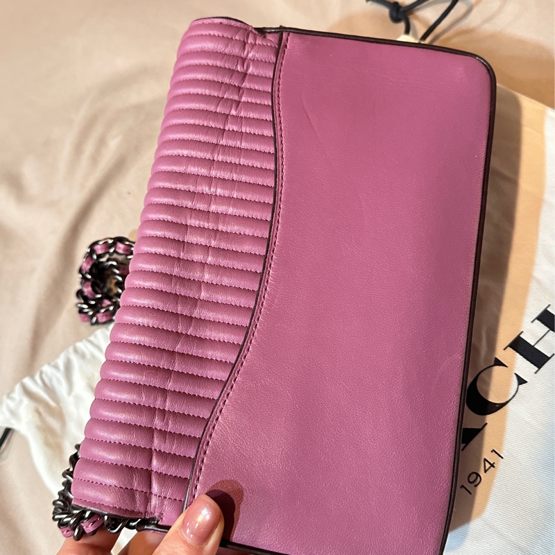 COACH DINKY小羊皮絎縫斜背包-4